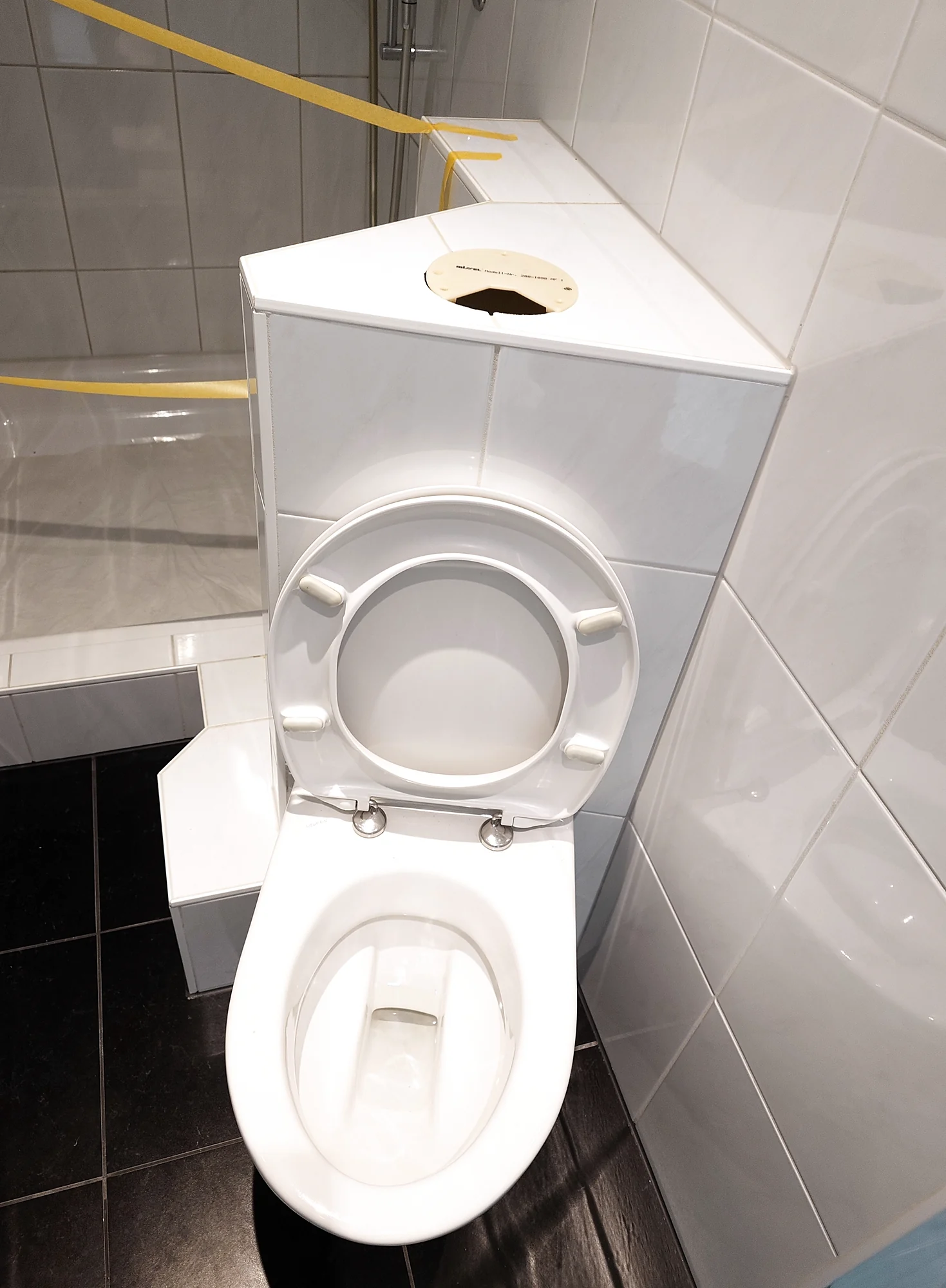 Geöffneter Spülkasten an einem WC im Arbeitsbereich