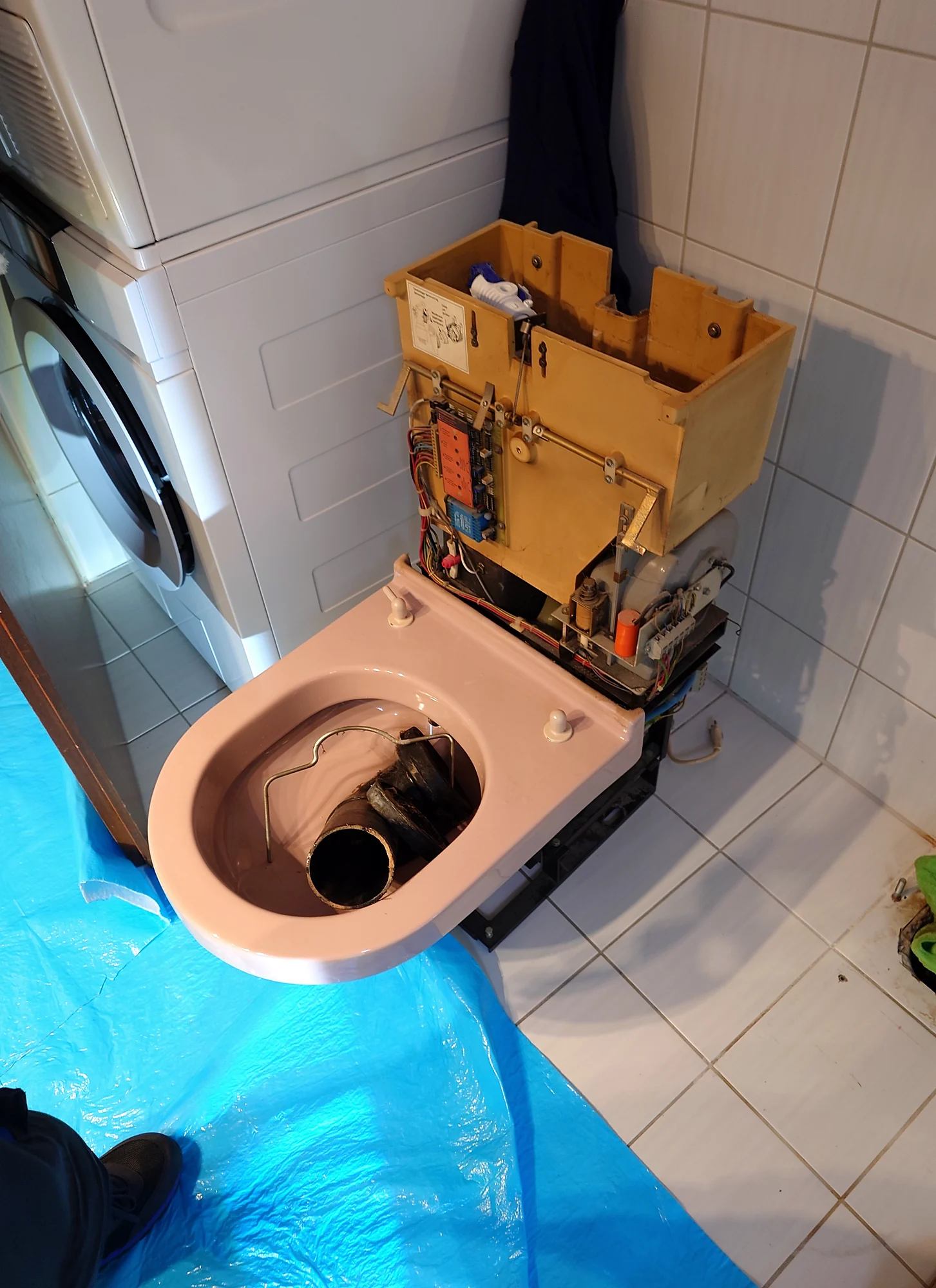 Geöffnetes WC bei Servicearbeiten mit geschütztem Arbeitsbereich