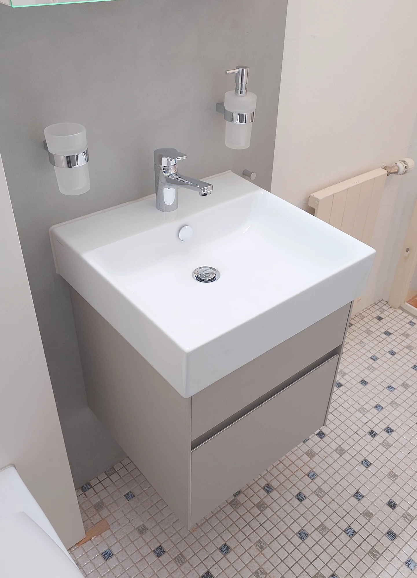 Waschtisch mit Unterschrank und Armatur – SAAR Originalaufnahme