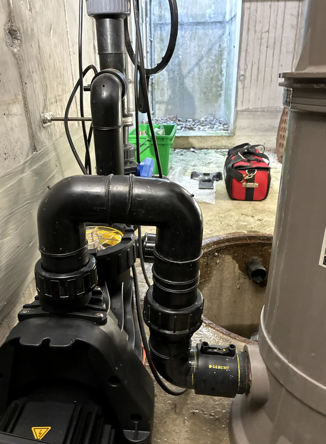 Rohrleitungen und Pumpenanlage in einem Technikraum